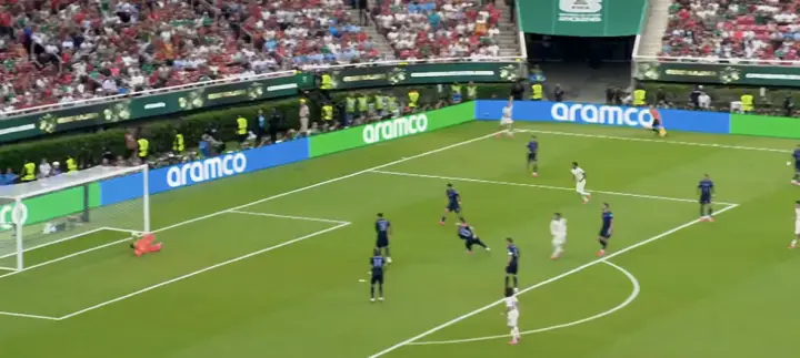 西班牙1-0乌拉圭：巴埃纳的进球与卡诺比奥的红牌